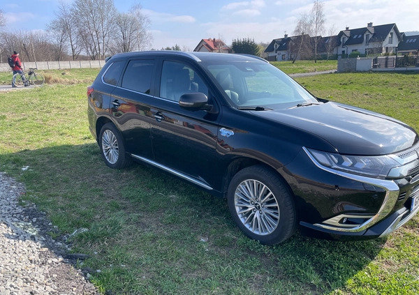 Mitsubishi Outlander cena 95000 przebieg: 170000, rok produkcji 2019 z Rzeszów małe 154